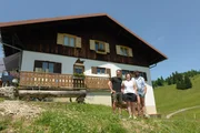 Vor der Alpe Dinj&ouml;rgen, von links: Marcus Fahn, Jule Hartl und Michael Hartl.