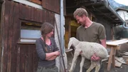 Miriam Zimmermann und Erich H&auml;rtinger mit einem Schaf