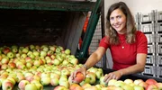 Zum großen Finale empfängt Obstbäuerin Marlen Baumann ihre Gäste auf dem traditionsreichen Wardmanshof in Rees am Niederrhein. Zum großen Finale empfängt Obstbäuerin Marlen Baumann ihre Gäste auf dem traditionsreichen Wardmanshof in Rees am Niederrhein.