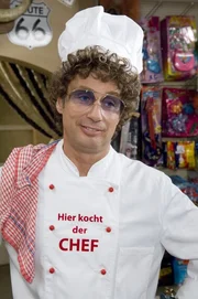 Atze (Atze Schröder) führt allen stolz seine neue Küche vor und bemerkt nicht, was die Küche aus ihm macht: einen echten Spießer! Atze (Atze Schröder) führt allen stolz seine neue Küche vor und bemerkt nicht, was die Küche aus ihm macht: einen echten Spießer!