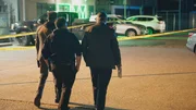 v.li.: Die Kriminalbeamten Maurice Stewart, Miles Guirreri und Matt Riffle sind am Tatort.