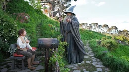 Als eines Tages der weise Zauberer Gandalf (Ian McKellen, re.) mit 13 Zwergen vor seiner Haust&uuml;r auftaucht, ist es vorbei mit Bilbo Beutlins (Martin Freeman) entspanntem Hobbitleben..