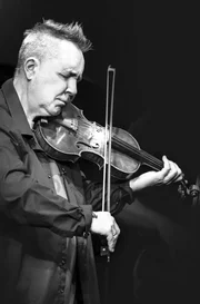 Die Haare stehen ab, das Outfit ist ein wilder Mix aus Punk, Gothic und New Wave – das ist Nigel Kennedy. Die Haare stehen ab, das Outfit ist ein wilder Mix aus Punk, Gothic und New Wave – das ist Nigel Kennedy.