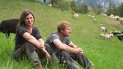Miriam Zimmermann und Erich H&auml;rtinger auf der Wiese