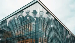 Bauhausansicht mit Grafik - Der Bauhaus-Code  Revolution des Alltags / 4. Fassg.- SENDEFASSUNG MIT AD
