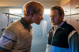 Boris Becker (Bruno Alexander), G&uuml;nther Bosch (Samuel Finzi, r.) +++ Die Verwendung des sendungsbezogenen Materials ist nur mit dem Hinweis und Verlinkung auf RTL+ gestattet. +++