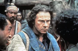 Baines (Harvey Keitel, vorne, &uuml;brige Darsteller unbekannt) hat sich in seiner Lebensweise von den Maoris mehr beeinflussen lassen als die anderen Wei&szlig;en der Siedlung.