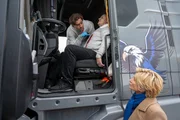 Wer hat den Lkw-Fahrer Frederik Rehmann (Komparse, M.) in seinem Fahrerhaus erstochen? Bevor sich die Erste Kriminalkommissarin Martina Seiffert (Astrid M. Fünderich, r.) auf der Raststätte umhört, bringt sie der Leiter der Rechtsmedizin Dr. Benedikt Förster (Florian Wünsche, l.) auf den aktuellen forensischen Ermittlungsstand. Wer hat den Lkw-Fahrer Frederik Rehmann (Komparse, M.) in seinem Fahrerhaus erstochen? Bevor sich die Erste Kriminalkommissarin Martina Seiffert (Astrid M. Fünderich, r.) auf der Raststätte umhört, bringt sie der Leiter der Rechtsmedizin Dr. Benedikt Förster (Florian Wünsche, l.) auf den aktuellen forensischen Ermittlungsstand.