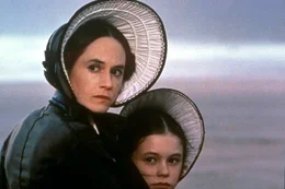 Als viktorianische Frauen sind Mutter Ada (Holly Hunter) und Tochter Flora (Anna Paquin) der streng beh&uuml;tete Besitz ihres Ehemanns, bzw. Stiefvaters.