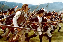 Nicolas Philibert (Jean-Paul Belmondo, vorne li.) rei&szlig;t die Truppen der jungen Republik zu einem erfolgreichen Angriff auf die &Ouml;sterreicher mit und wird zu einem Helden der Revolution.