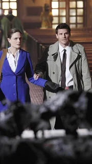 Brennan (Emily Deschanel) und Booth (David Boreanaz) müssen die entstellten Überreste eines Körpers untersuchen, der auf dem Altar einer Kirche verbrannt worden ist. Brennan (Emily Deschanel) und Booth (David Boreanaz) müssen die entstellten Überreste eines Körpers untersuchen, der auf dem Altar einer Kirche verbrannt worden ist.