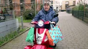 Bei Vera steht ein Umzug an. Da ihr Mann Anfang 2025 verstarb, ist die jetzige Bleibe einfach zu gro&szlig; und zu teuer f&uuml;r die Witwe. Trotzdem wollte sie in den Benz-Baracken bleiben, da sie sich hier sehr wohl f&uuml;hlt. Und tats&auml;chlich hat die 61-J&auml;hrige ein neues Zuhause im Viertel gefunden.