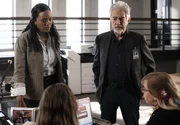 Dr. Tara Lewis (Aisha Tyler, l.); David Rossi (Joe Mantegna, r.)