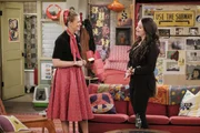 Noch ahnen Caroline (Beth Behrs, l.) und Max (Kat Dennings, r.) nicht, dass sie schon bald mehr mit dem Bowlen zu tun haben werden, als ihnen lieb ist ... Noch ahnen Caroline (Beth Behrs, l.) und Max (Kat Dennings, r.) nicht, dass sie schon bald mehr mit dem Bowlen zu tun haben werden, als ihnen lieb ist ...