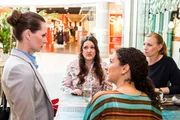 Kaya (Shirin Soraya, 2.v.r.) erzählt Tina (Franziska Arndt, r.) und Nadine (Sarah Victoria Schalow, 2.v.l.) gerade von dem Streit mit ihrem Mann, als die Erzählung von Heikes (Katrin Höft, l.) brisanten News unterbrochen wird. Kaya (Shirin Soraya, 2.v.r.) erzählt Tina (Franziska Arndt, r.) und Nadine (Sarah Victoria Schalow, 2.v.l.) gerade von dem Streit mit ihrem Mann, als die Erzählung von Heikes (Katrin Höft, l.) brisanten News unterbrochen wird.