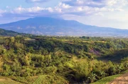 Auf den Philippinen, auf der Insel Negros, gibt es ein Lowtech-System, mit dem das Wasser aus dem Fluss ohne Strom oder &Ouml;l in ein viel h&ouml;her gelegenes Dorf gepumpt werden kann.