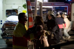 Beim Einsturz der Eishalle wird ein M&auml;dchen schwer verletzt. Es handelt sich dabei um die Tochter von Milena (Loretta Stern, M.), Andreas ehemals bester Freundin ...