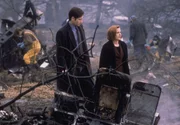 Fox Mulder (David Duchovny, l.); Dana Scully (Gillian Anderson, r.)