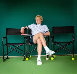 Bruno Alexander spielt Boris Becker in dem RTL-Film "Der Rebell - Von Leimen nach Wimbledon"  +++ Die Verwendung des sendungsbezogenen Materials ist nur mit dem Hinweis und Verlinkung auf RTL+ gestattet. +++