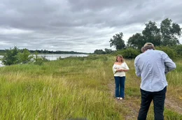 Annett Louisan wird an der Elbe in Sch&ouml;nhausen gefilmt