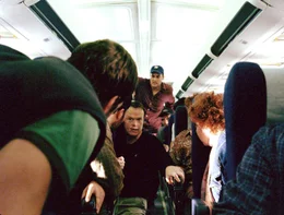 Jeremy Glick (Peter Hermann, v.), Thomas E. Burnett Jr. (Christian Clemenson, 2.v.l.), Mark Bingham (Cheyenne Jackson, h.) und die anderen Passagiere beraten dar&uuml;ber, was man gegen die Entf&uuml;hrer tun k&ouml;nnte.