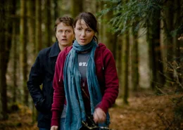 Nach dem angeblichen Selbstmord ihres Vaters beginnt Andrea (Julia Koschitz, l.) auf eigene Faust zu recherchieren. Schon bald st&ouml;&szlig;t sie auf Ungereimtheiten, in die auch ihr Exfreund Thomas (Roman Knižka, r.) verwickelt zu sein scheint. Aber ist er auch ein M&ouml;rder?; Nach dem angeblichen Selbstmord ihres Vaters beginnt Andrea (Julia Koschitz, l.) auf eigene Faust zu recherchieren. Schon bald st&ouml;&szlig;t sie auf Ungereimtheiten, in die auch ihr Exfreund Thomas (Roman Kni