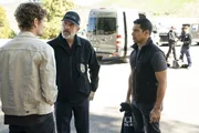 Alden Parker (Gary Cole, Mitte); Nick Torres (Wilmer Valderrama, r.)