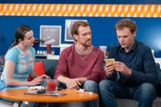 Charly ist zufrieden, als er Philipp drankriegt und sie das sprachliche Kriegsbeil begraben können. Von links: Maja (Godiva Adela), Charly (Nils Kreutinger) und Philipp (Philipp Schneider). Charly ist zufrieden, als er Philipp drankriegt und sie das sprachliche Kriegsbeil begraben können. Von links: Maja (Godiva Adela), Charly (Nils Kreutinger) und Philipp (Philipp Schneider).