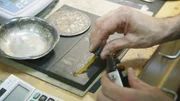&Uuml;berpr&uuml;fung der Qualit&auml;t von Gold.