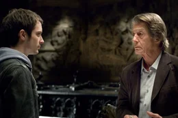 Im Bild: Martin (Elijah Wood, links), Prof. Arthur Seldom (John Hurt, rechts)