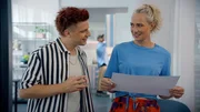 Als Moritz (Lennart Borchert) Maren (Eva Mona Rodekirchen) einen Crashkurs in KI verpasst, kann Maren die Vorteile des technischen Fortschritts sogar mit Humor nehmen. Als Moritz (Lennart Borchert) Maren (Eva Mona Rodekirchen) einen Crashkurs in KI verpasst, kann Maren die Vorteile des technischen Fortschritts sogar mit Humor nehmen.