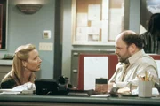 Phoebe (Lisa Kudrow, l.) will verhindern, dass der nette Firmenchef Earl (Jason Alexander) Selbstmord begeht. Titel: Friends Phoebe (Lisa Kudrow, l.) will verhindern, dass der nette Firmenchef Earl (Jason Alexander) Selbstmord begeht. Titel: Friends