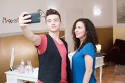 Kaya (Shirin Soraya) wird von ihrem Sohn Kaan (Moritz Reinisch) zu mehr Interaktion in den sozialen Medien gedrängt. Kaya (Shirin Soraya) wird von ihrem Sohn Kaan (Moritz Reinisch) zu mehr Interaktion in den sozialen Medien gedrängt.