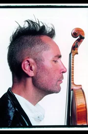 Nigel Kennedy erinnert sich: „Die Klassikwelt hat sich wie eine Zwangsjacke angefühlt. Ich musste etwas ändern, sonst wäre ich ausgestiegen.“ Nigel Kennedy erinnert sich: „Die Klassikwelt hat sich wie eine Zwangsjacke angefühlt. Ich musste etwas ändern, sonst wäre ich ausgestiegen.“