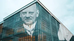 Bauhausansicht mit Grafik, Der Bauhaus-Code  Revolution des Alltags / 4. Fassg.- SENDEFASSUNG MIT AD