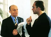 Ob Sawatzki (Volkmar Kleinert, li.) ahnt, daß sein Mitarbeiter Robert Wessel (Horst-Günter Marx) ein Verhältnis mit seiner Frau hat? Ob Sawatzki (Volkmar Kleinert, li.) ahnt, daß sein Mitarbeiter Robert Wessel (Horst-Günter Marx) ein Verhältnis mit seiner Frau hat?
