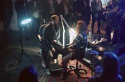 Adrien (Nicolas Duvauchelle) l&auml;sst sich vor Zuschauern von Nastya (Henny Reents) t&auml;towieren.