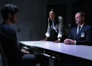 Tyler Green (Ryan-James Hatanaka, l.); Dr. Tara Lewis (Aisha Tyler, Mitte)