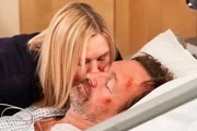 Vera (Sybille Waury) muss feststellen, dass Gregor (Holger Matthias Wilhelm) ihre Nähe nicht einzuordnen weiß. Vera (Sybille Waury) muss feststellen, dass Gregor (Holger Matthias Wilhelm) ihre Nähe nicht einzuordnen weiß.