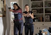 Dr. Tara Lewis (Aisha Tyler, l.); Jennifer Jareau (A. J. Cook, r.) Dr. Tara Lewis (Aisha Tyler, l.); Jennifer Jareau (A. J. Cook, r.)