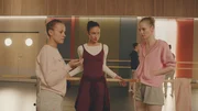 Lena (l. Jessica Lord), Ines (M. Eubha Akilade) und Thea (r. Hannah Dodd) werden f&uuml;r die Einstudierung eines Trios in eine Gruppe eingeteilt. Die Begeisterung ist nicht gro&szlig;.