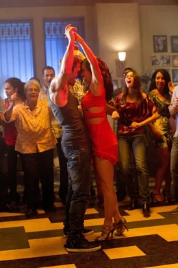 Ahnen noch nicht, dass ihre Welt bedroht wird: Sean (Ryan Guzman, l.) und Emily (Kathryn McCormick, r.) ...