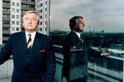 Klaus-Rüdiger Landowsky, langjähriger Fraktionsvorsitzender der CDU im Berliner Abgeordnetenhaus, Banker, Strippenzieher und oft der „Pate von Berlin“ genannt. Klaus-Rüdiger Landowsky, langjähriger Fraktionsvorsitzender der CDU im Berliner Abgeordnetenhaus, Banker, Strippenzieher und oft der „Pate von Berlin“ genannt.