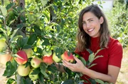 Zum großen Finale empfängt Obstbäuerin Marlen Baumann ihre Gäste auf dem traditionsreichen Wardmanshof in Rees am Niederrhein. Zwischen blühenden Obstplantagen, Rheinlandschaft und Familiengeschichte zeigt die 40-Jährige, wie viel Leidenschaft, Mut und Handarbeit in jedem einzelnen Apfel stecken. Zum großen Finale empfängt Obstbäuerin Marlen Baumann ihre Gäste auf dem traditionsreichen Wardmanshof in Rees am Niederrhein. Zwischen blühenden Obstplantagen, Rheinlandschaft und Familiengeschichte zeigt die 40-Jährige, wie viel Leidenschaft, Mut und Handarbeit in jedem einzelnen Apfel stecken.