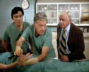 Sam (Robert Ito, li.), Lt. Monahan (Garry Walberg, re.) und Quincy (Jack Klugman) untersuchen die Leiche einer Krankenschwester. Sam (Robert Ito, li.), Lt. Monahan (Garry Walberg, re.) und Quincy (Jack Klugman) untersuchen die Leiche einer Krankenschwester.