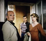 Nichtsahnend betritt Gudrun Kaul (Lisa Kreuzer) ihre Wohnung &ndash; mit dem ungebetenen Besuch von Walter Buschmann (Peter Kuiper, l.), dem Vater ihres 10j&auml;hrigen Sohnes, hat sie nicht gerechnet. Im Hintergrund: Student und Untermieter Ulrich Steinnitz (Hans-J&uuml;rgen Schatz).