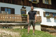 Marcus Fahn vor der Alpe Dinj&ouml;rgen.
