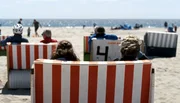 Made in Amrum! Die findigen Insulaner machten aus Strandkörben, deren Oberteile kaputt gegangen waren, diese „Cabrio-Körbe“. Einfach eine Lehne ran und schon wird weiter vermietet. Made in Amrum! Die findigen Insulaner machten aus Strandkörben, deren Oberteile kaputt gegangen waren, diese „Cabrio-Körbe“. Einfach eine Lehne ran und schon wird weiter vermietet.