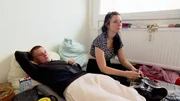 Angelina (18) und Steven (18) in ihrer ersten gemeinsamen Wohnung
