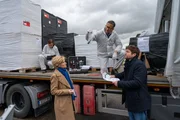 Verschwundene Handys und eine Leiche: Als ein Lkw-Fahrer erstochen auf einer Raststätte aufgefunden wird, informieren sich die Kommissare Martina Seiffert (Astrid M. Fünderich, 2.v.l.) und Jo Stoll (Peter Ketnath, r.) bei KTU-Leiter Jan Arnaud (Mike Zaka Sommerfeldt, 2.v.r.) über die Beweislage am Tatort. Wer könnte ihn nachts auf der Raststätte überfallen haben? Verschwundene Handys und eine Leiche: Als ein Lkw-Fahrer erstochen auf einer Raststätte aufgefunden wird, informieren sich die Kommissare Martina Seiffert (Astrid M. Fünderich, 2.v.l.) und Jo Stoll (Peter Ketnath, r.) bei KTU-Leiter Jan Arnaud (Mike Zaka Sommerfeldt, 2.v.r.) über die Beweislage am Tatort. Wer könnte ihn nachts auf der Raststätte überfallen haben?